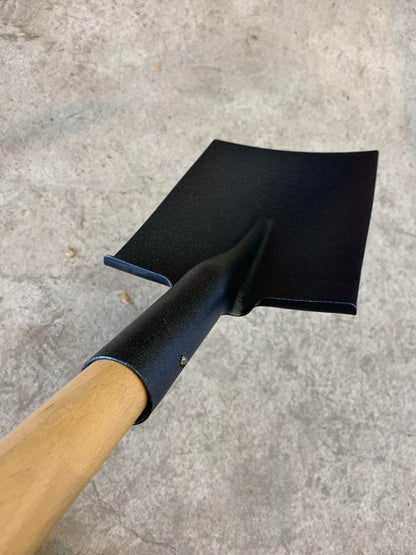 Ermet Garden Shovel Straight spade • Beech, lacquered, strong handle • Ergonomic HDPE grip • Hardened steel head Made 100% in EU. Weight 1700g Length 1250mm Colour Black/Natural Material Hardened steel, beech wood. Made in 100% in EU Green's of Ireland - Online Garden Shop